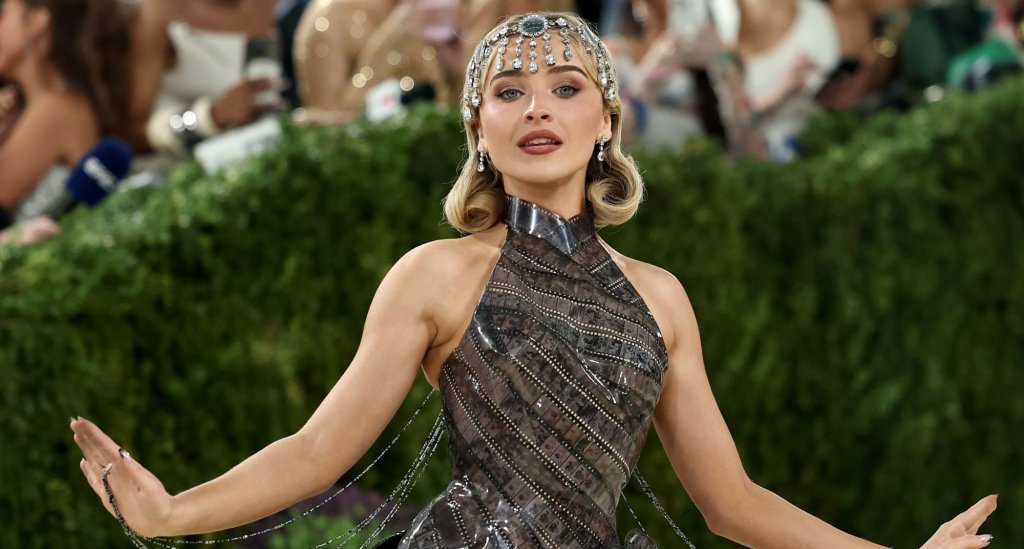 Сабрина Карпентър се появи в рокля на Dior, вдъхновена от филма "Сабрина".