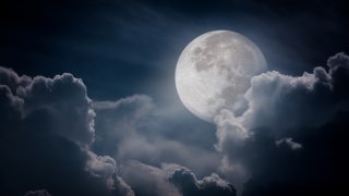 Всяка нощ тя блести на небето и носи различни значения според човека, който я съзерцава