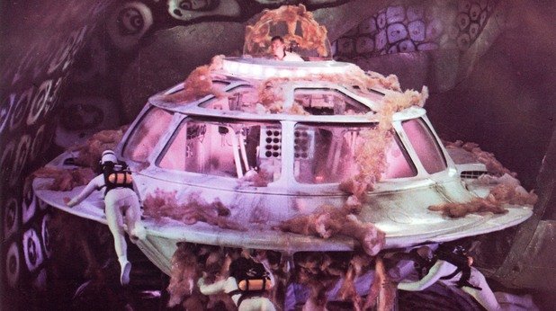 5.„Фантастичното пътуване” (1966)

Донякъде позабравеният филм разказва как миниатюрен космически кораб и неговият екипаж са инжектирани в тялото на учен, изпаднал в кома, за да го спасят от сигурна смърт. Детайлно изобразените процеси в човешкото тяло носят на филма два „Оскара” и още три номинации – както и карат Джеймс Джиордано да погледне на медицината в мини перспектива. 

Днес професор по невронаука в университета в Джорджтаун, Джиордано проучва реакциите на мозъка при болка. „Филмът цял живот е бил вдъхновение за мен да разработвам невротехнологии”, казва той. Дейвид Карол, директор на Центъра по нанотехнология и молекулярни материали в университета „Уейк Форест”, добавя, че технологиите във „Фантастичното пътуване” са невъзможни в реалността, но по някакъв начин приличат на нещата, които той разработва в момента. „Точно по това работим: инжектиране на наноботове, които намират раков тумор, казват ни кога са го намерили и го унищожават”. Ето това е наистина фантастично.
