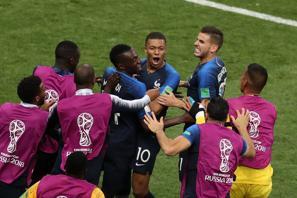 Голът на Килиан Мбапе на финала на Световното първенство

Тийнейджърът Мбапе блестеше за Франция по време на Мондиала, а в 65-ата минута на финала направи резултата 4:1 и вече всичко беше ясно - "петлите" са световни шампиони. Мбапе стана първият тийнейджър след Пеле, който вкарва на финал на Световно и изглежда неизбежно един ден да измести Меси и Роналдо като футболист номер 1 в света. Един от спортните герои на годината имаше още много забележителни моменти през последните месеци, но голът на финала е нещо, което няма как да не се открои пред всичко останало.