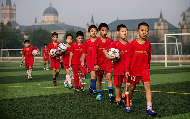 Десетки хиляди деца се подготвят във футболни академии. Планът е Китай да стане световен шампион. 