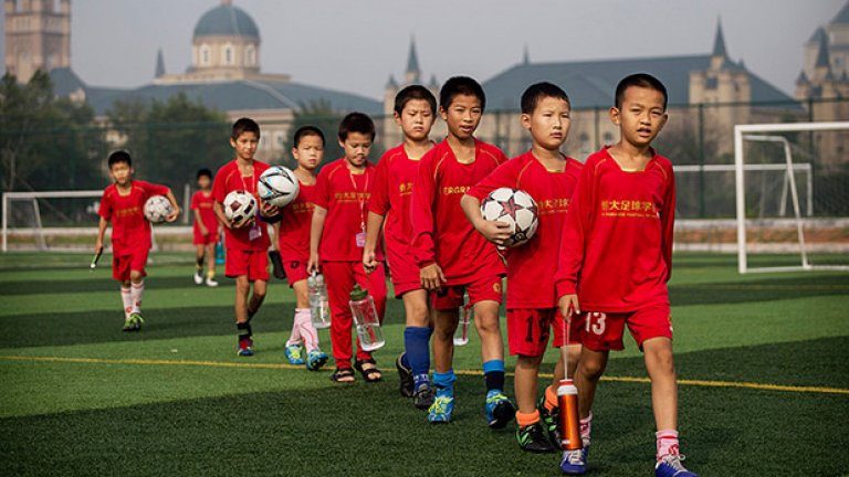 Десетки хиляди деца се подготвят във футболни академии. Планът е Китай да стане световен шампион. 