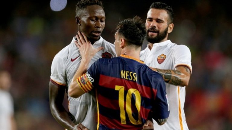 Сблъскаха главите си, след което Меси хвана за гушата бранителя на Рома