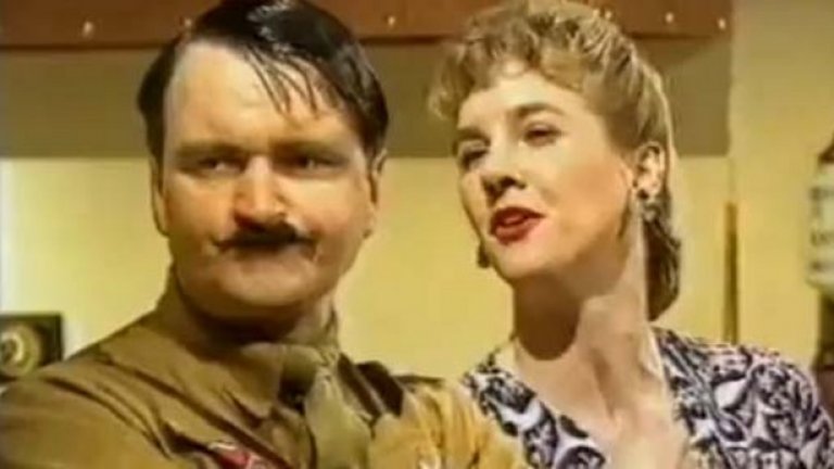 Heil, Honey, I’m Home - нацистка комедия

Замислен като пародия на американските ситкоми от 50-те и 60-те и с главни герои карикатури на Адолф Хитлер и Ева Браун. Двойката живее щастлив семеен живот, докато в съседство не се настанява еврейска фамилия. 

Сериалът от 1990 г. бива счетен за обиден, описван е като „най-безвкусната ситуационна комедия в историята” и си остава сред най-скандалните предавания, излъчвани някога по британска телевизия. Говори се, че в по-нататъшните епизоди Хитлер развива план как да убие еврейските си съседи, но до тях така и не се стига, тъй като първата серия си остава единствената излъчена.
