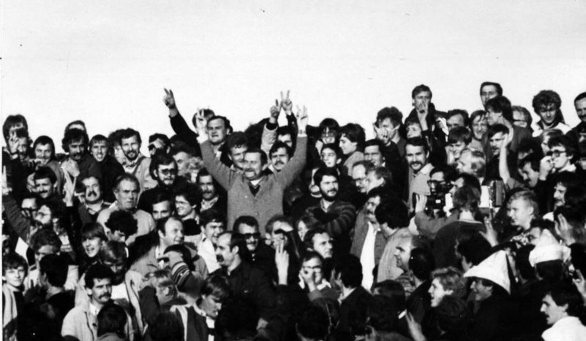На 28 септември 1983 г. в Гданск се играе двубоят между местния тим Лехия и Ювентус от турнирите на УЕФА. Излезлият преди няколко месеца от затвора Лех Валенса се появява на онзи мач, легитимирал настроенията за демокрация сред народа, а стадионът изригва: "Солидарност! Солидарност!"