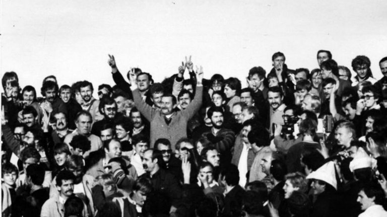 На 28 септември 1983 г. в Гданск се играе двубоят между местния тим Лехия и Ювентус от турнирите на УЕФА. Излезлият преди няколко месеца от затвора Лех Валенса се появява на онзи мач, легитимирал настроенията за демокрация сред народа, а стадионът изригва: "Солидарност! Солидарност!"