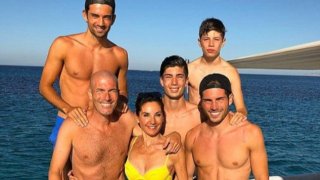 Зинедин Зидан и съпругата му – Вероник, имат четирима синове: Енцо, Люка, Тео и Елияс. Най-големите двама са футболисти. Енцо е полузащитник, собственост на португалския Авеш, а през този сезон играе като отдаден под наем във втородивизионния испански Алмерия. Люка е вратар и е собственост на Реал Мадрид, но този сезон е под наем в Сантандер, който също е в Сегунда.