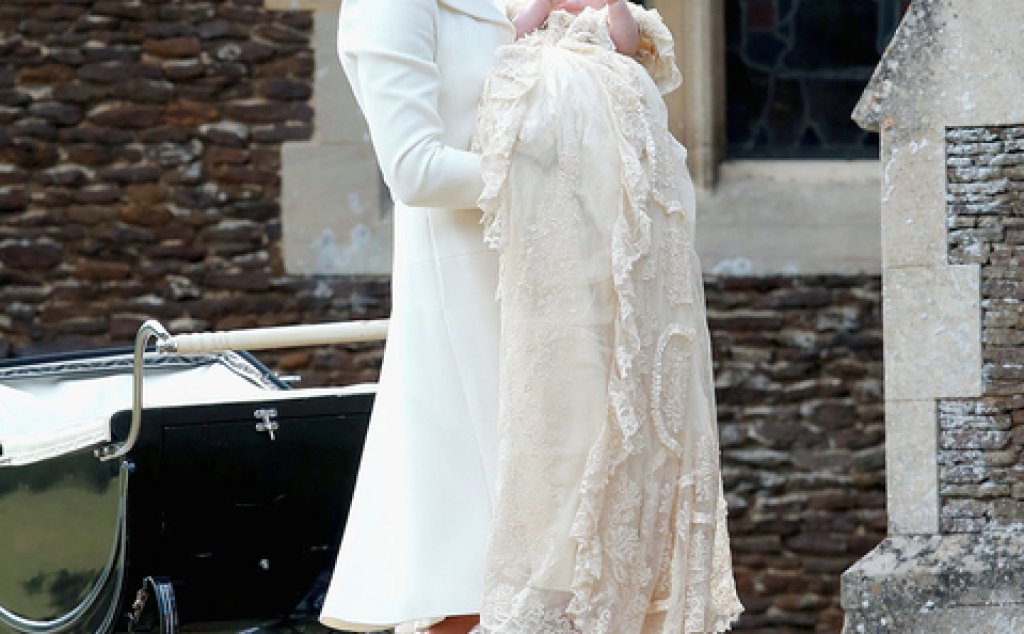 Майката Кейт Мидълтън се отправя към църквата за кръщенето на дъщеря си.