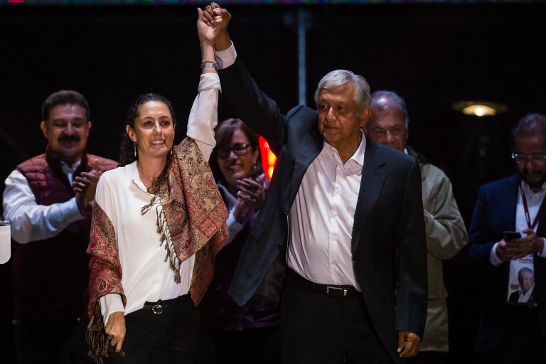 Лопес Обрадор вдига ръката на Шейнбаум след нейната победа на изборите за кмет на Мексико Сити