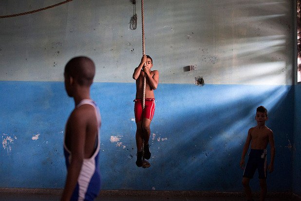 Неговият сънародник Михайн Лопес е символът на любителите на спорта. Знаменосецът на националния отбор на Куба при откриването на Игрите в Пекин през 2008 година и в Лондон през 2012-та има златни отличия и от двете Олимпиади. През 2008 година в последната схватка кубинецът успява да надвие руснака Хасан Бароев