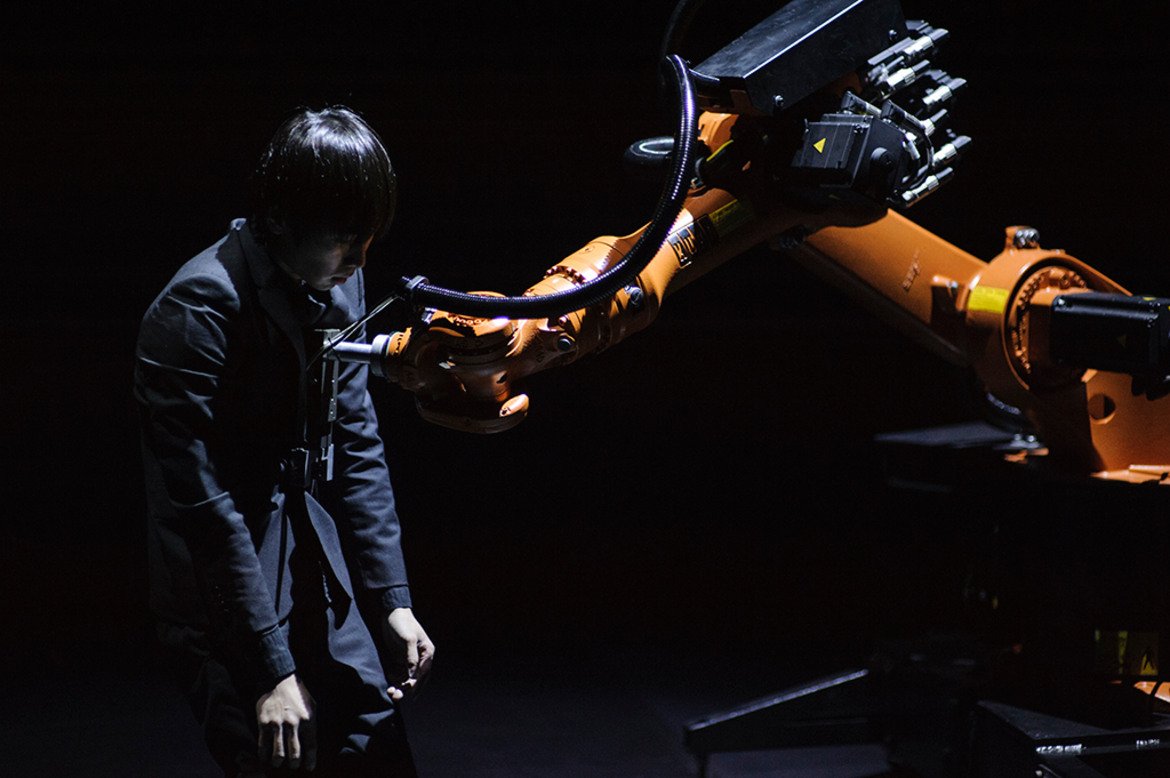 Роботът KUKA - изкуственият интелект се качва на сцената