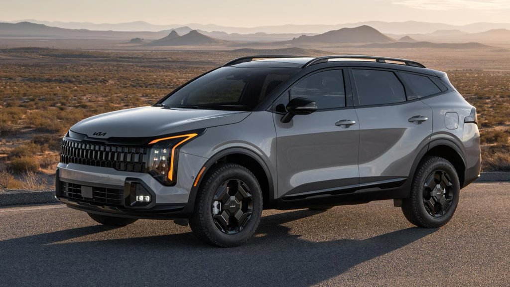Kia SportageKia напипаха верния тон на кросоувърите с Kia Sportage и в момента това е един от най-разпознаваемите SUV по света. Предлага щедро пространство в купето за до петима души, към което върви и гладко и учудващо тихо возене. Kia Sportage вече има и хибридна версия, а догодина не е невъзможно да се сдобие и с изцяло електрическа такава.
