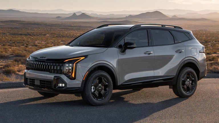 Kia SportageKia напипаха верния тон на кросоувърите с Kia Sportage и в момента това е един от най-разпознаваемите SUV по света. Предлага щедро пространство в купето за до петима души, към което върви и гладко и учудващо тихо возене. Kia Sportage вече има и хибридна версия, а догодина не е невъзможно да се сдобие и с изцяло електрическа такава.