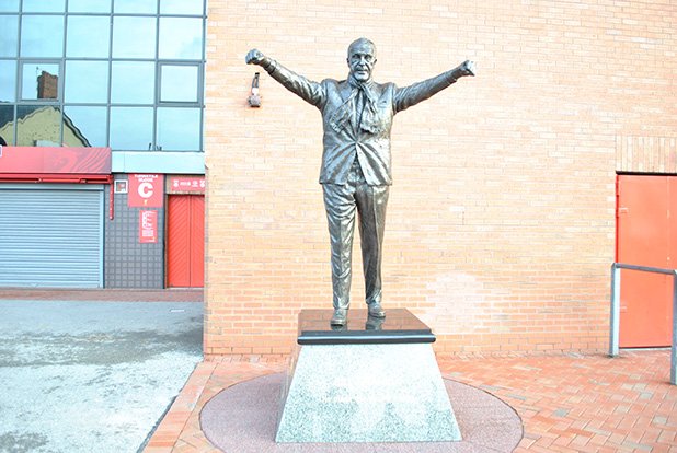 Статуята на Бил Шенкли "охранява" стадиона. Най-великата личност за хората, свързани с клуба.