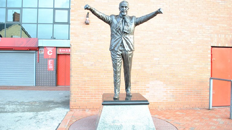 Статуята на Бил Шенкли "охранява" стадиона. Най-великата личност за хората, свързани с клуба.