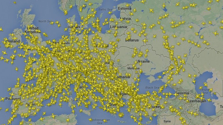Защо MH17 е летял над конфликтната област?
Прелитането на пътнически самолети над конфликтни зони, включително и над Източна Украйна не е нещо необичайно. Ежедневно например се прелита над Ирак и Афганистан. Въпреки че от няколко дни конфликтът в Ивицата Газа ескалира и има масиран обстрел на ракети, над Тел Авив все още се извършват граждански полети. Все пак някои компании са по-внимателни - Корейските авиолинии например от месеци са преустановили полетите над Източна Украйна.