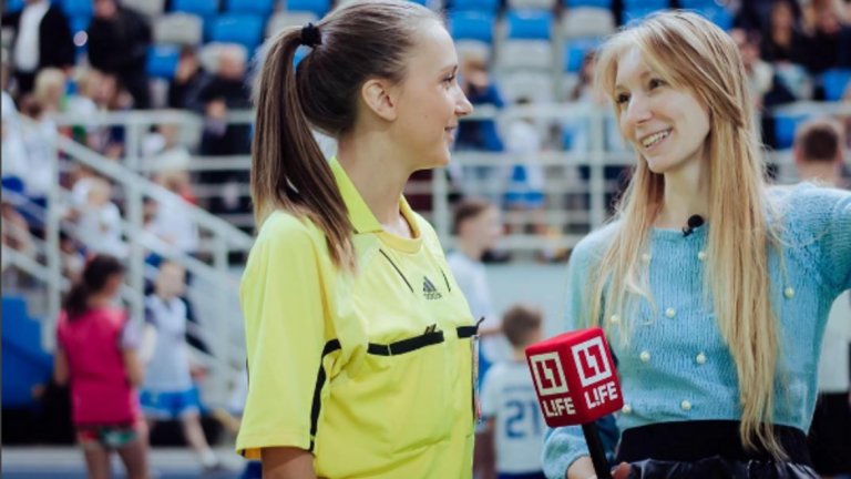 Съдийката Етакерина Костюнина22-годишната Екатерина Костюнина от Сибир е студентка, която живее в Москва. В свободното си време се забавлява да съдийства на футболните мачове от полупрофесионалната лига в Русия.