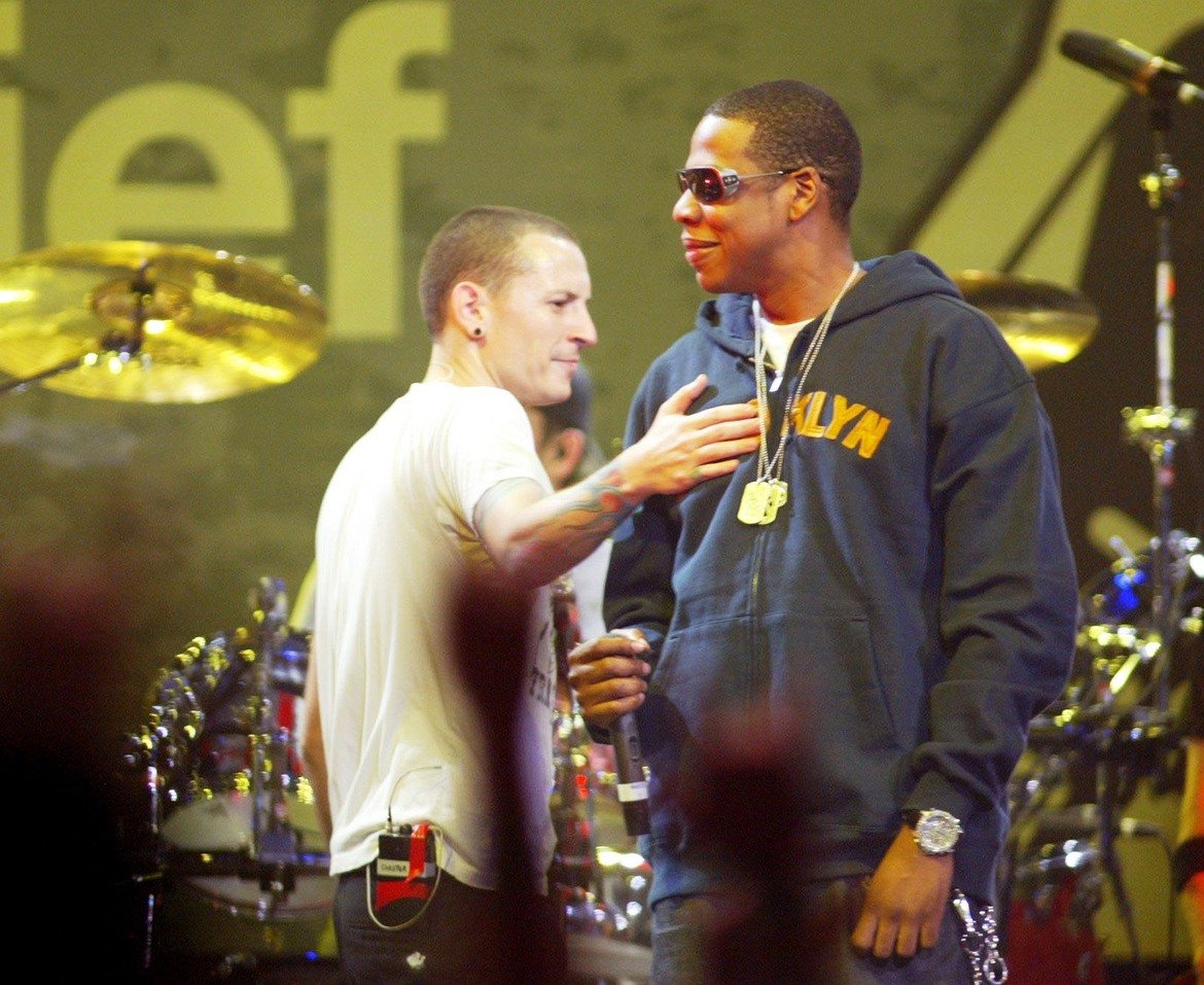 Linkin Park и Jay-Z – цялото EP "Collision Course"

Феновете на Linkin Park едва ли можеха да предполагат в каква посока ще се развие творчеството на бандата, но EP-то от 2004-а "Collision Course" беше отличен намек за това, че ще започнат да експериментират повече със стила си. Албумът съдържаше странни смесици между някои от най-популярните парчета на LP и хитове на рапъра Jay-Z. Някои от тях бяха повече от успешни, други не звучат чак толкова добре заедно, но е факт, че въпреки смесените отзиви с "Collision Course" Linkin Park успяха да достигнат до още по-голяма аудитория. Албумът стана номер 1 в класацията на Billboard, а хитовият сингъл "Numb/Encore" в България се въртеше до писване дори в барове и кафенета, където иначе не можеше да се чуе каквато и да е жичка.