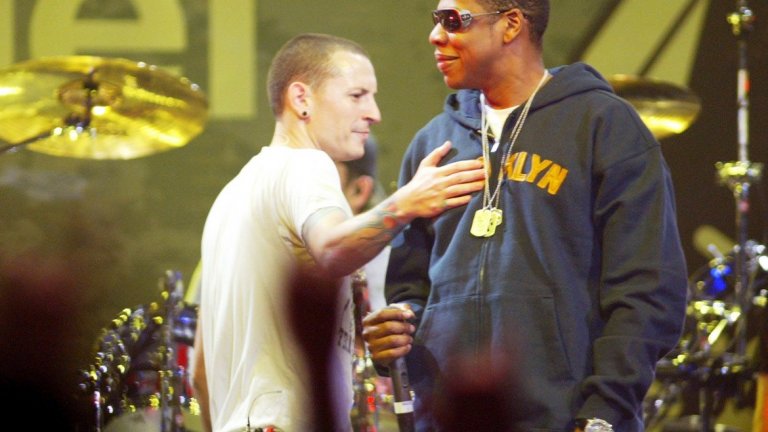 Linkin Park и Jay-Z – цялото EP "Collision Course"
Феновете на Linkin Park едва ли можеха да предполагат в каква посока ще се развие творчеството на бандата, но EP-то от 2004-а "Collision Course" беше отличен намек за това, че ще започнат да експериментират повече със стила си. Албумът съдържаше странни смесици между някои от най-популярните парчета на LP и хитове на рапъра Jay-Z. Някои от тях бяха повече от успешни, други не звучат чак толкова добре заедно, но е факт, че въпреки смесените отзиви с "Collision Course" Linkin Park успяха да достигнат до още по-голяма аудитория. Албумът стана номер 1 в класацията на Billboard, а хитовият сингъл "Numb/Encore" в България се въртеше до писване дори в барове и кафенета, където иначе не можеше да се чуе каквато и да е жичка.
