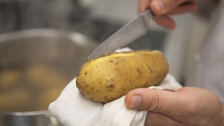 За пюрето:
- Сварете картофите без да ги белите в добре осолена вода;
- Обелете ги и ги намачкайте в тенджерата (касеролата);
- Добавете млякото и започнете да разбърквате докато пюрето е на котлона на ниско с "тел" за разбиване; 
- Добавете маслото, без да спирате да биете, така ще получите най-пухкавото пюре в живота си;
- Овкусете със сол на вкус.