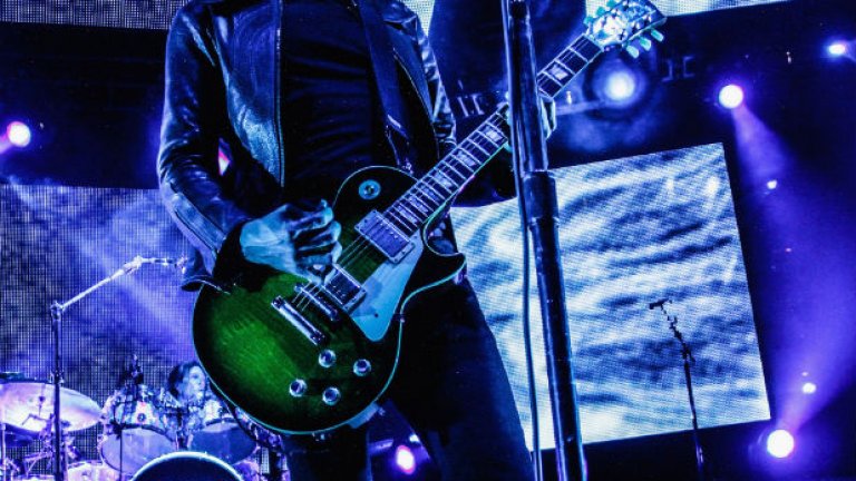 Настоящият фронтмен на Alice in Chains Уилям Дювал остана на второ място с Hollow