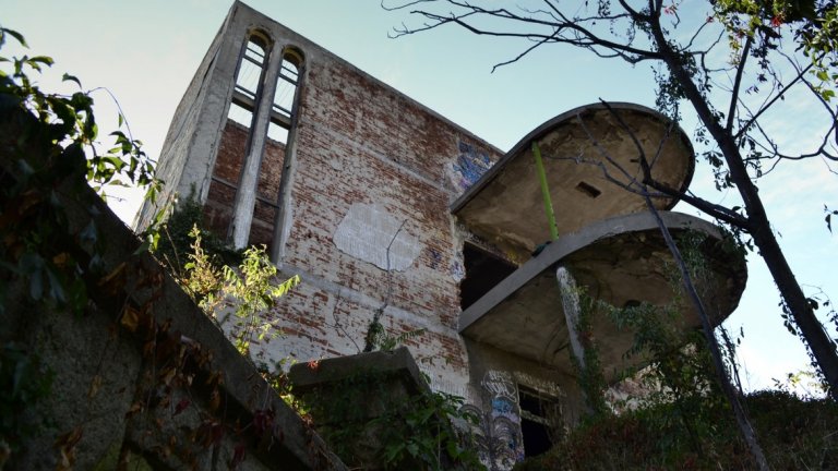 Надвиснала над Таксим тепе тази призрачна сграда пази в себе си спомените за времената на бурния икономически и културен в България от началото на XX век (ГАЛЕРИЯ)