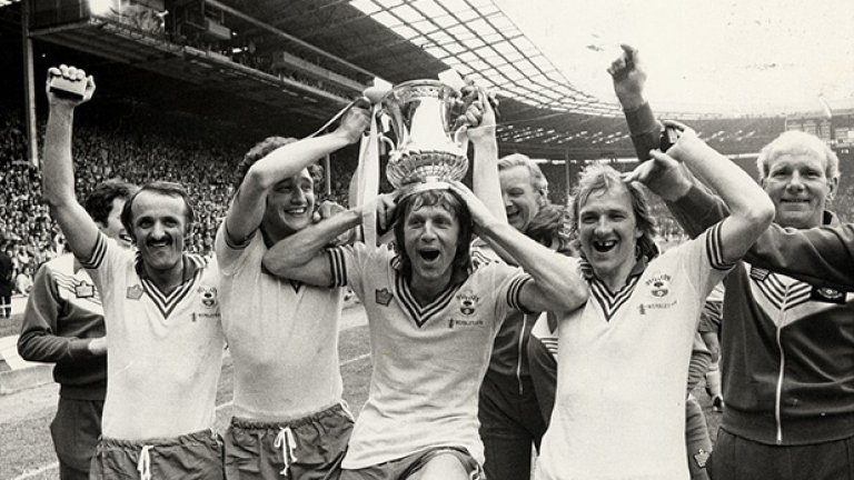 Футболистите на Саутхемптън ликуват след 1:0 над Манчестър Юн. на финала през 1976-а. Боби Стоукс се разписва в 83-та минута за първия голям трофей на "светците". Саутхемптън игра финал през 2003-а, когато отстъпи на Арсенал.