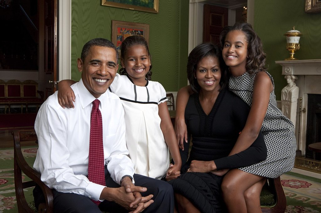Obama_family_portrait_in_the_Green_Room