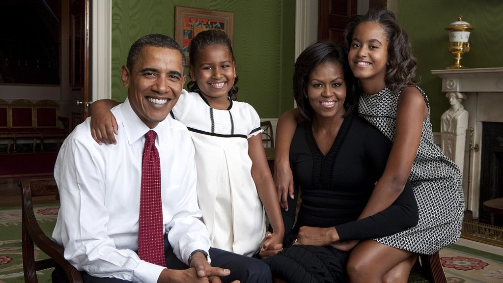 Obama_family_portrait_in_the_Green_Room