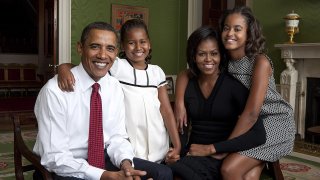 Obama_family_portrait_in_the_Green_Room