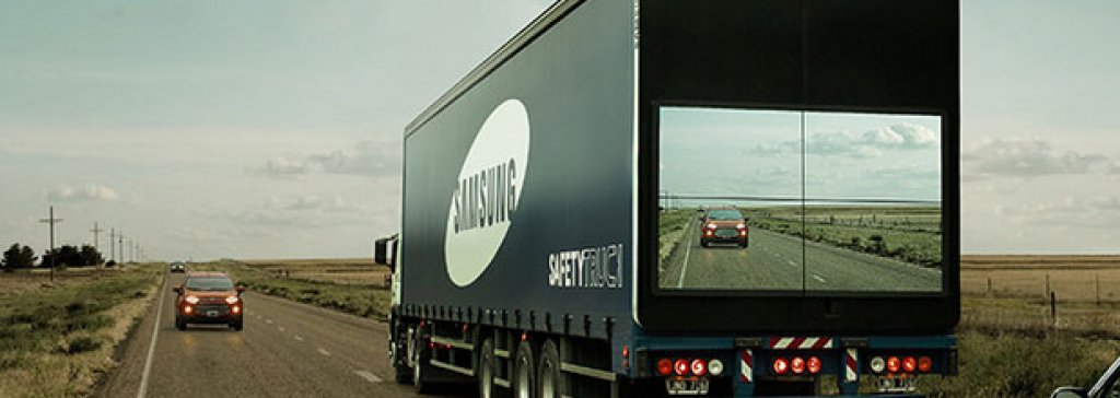 „Прозрачен” тир
Safety Truck
Всяка година хиляди хора умират в катастрофи заради тирове. Една от причините е това, че тирът ограничава видимостта на пътя и блокира движението на автомобилите. Това е особено опасно в Аржентина, където пътищата са тесни и имат много завои. 
Samsung и Лео Бърнет измислят креативно решение за проблема: система за видео наблюдение, която предоставя на водачите видимост пред камиона. По време на тестовете камионът, наречен Safety Truck, измина 1000 километра, като за три дни не претърпя нито един инцидент.