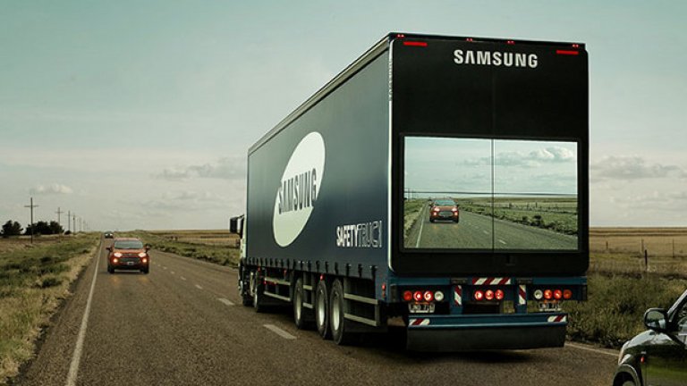 „Прозрачен” тир
Safety Truck

Всяка година хиляди хора умират в катастрофи заради тирове. Една от причините е това, че тирът ограничава видимостта на пътя и блокира движението на автомобилите. Това е особено опасно в Аржентина, където пътищата са тесни и имат много завои. 

Samsung и Лео Бърнет измислят креативно решение за проблема: система за видео наблюдение, която предоставя на водачите видимост пред камиона. По време на тестовете камионът, наречен Safety Truck, измина 1000 километра, като за три дни не претърпя нито един инцидент. 