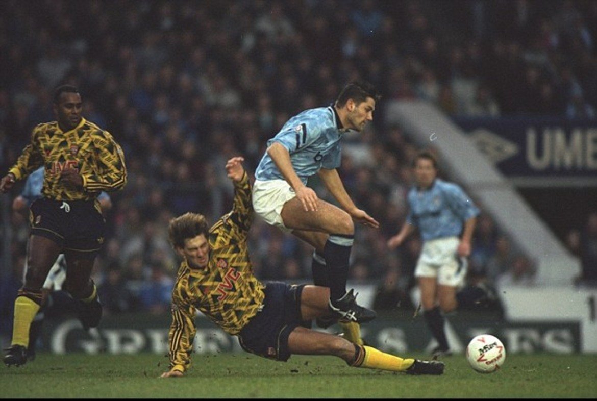 Тони Адамс обичаше единоборствата. На снимката легендата се бори за топката в мач с Манчестър Сити през 1991-ва.