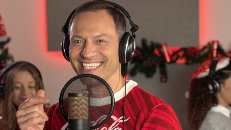 В центъра на кампанията е новата версия на легендарна коледна песен