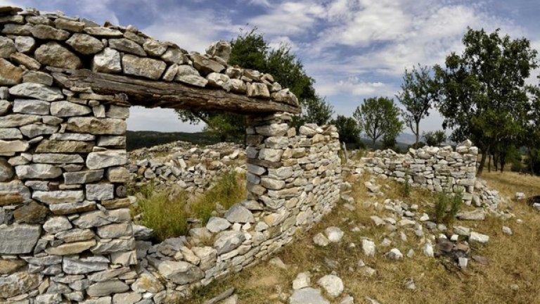 Къщите са изградени от масивен родопски камък, заради който останките силно наподобяват на древни крепости