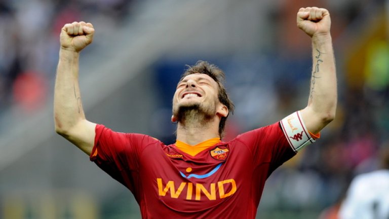 Легендарният Франческо Тоти остави своя Рома в играта за титлата с двата си гола