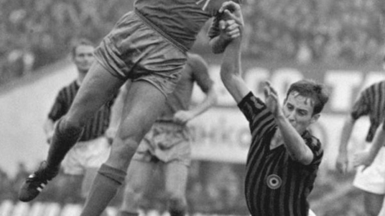 През 1968 г. Левски се пада да играе за втора поредна година с Милан, но заради събитията в Чехия излиза срещу Ференцварош. 