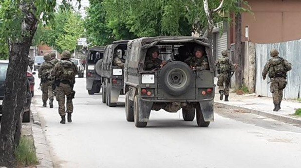 Групата е влязла в Куманово от "съседна държава", съобщиха от македонското МВР, по всяка вероятно става дума за Косово. При акцията, полицията е била посрещната от ожесточен отпор от страна на терористите, които са ползвали автоматично оръжие, гранати и снайпери