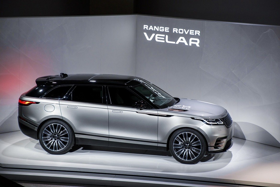 Луксозният SUV Range Rover – Velar, който може да бъде видян на щанда на "Мото-Пфое", предлага нива на проходимост и лукс, непознати досега в сегмента на средноразмерните високопроходими автомобили. Изключителното внимание и прецизност на всеки детайл подсказват посоката за следващите поколения автомобили на луксозния бранд.