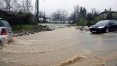 Река Тунджа придойде и преля в района на Елхово. Тази сутрин нивото на реката е достигнало 4,25 метра при критичен праг от 4 метра. Снимка: ТелекабелTV