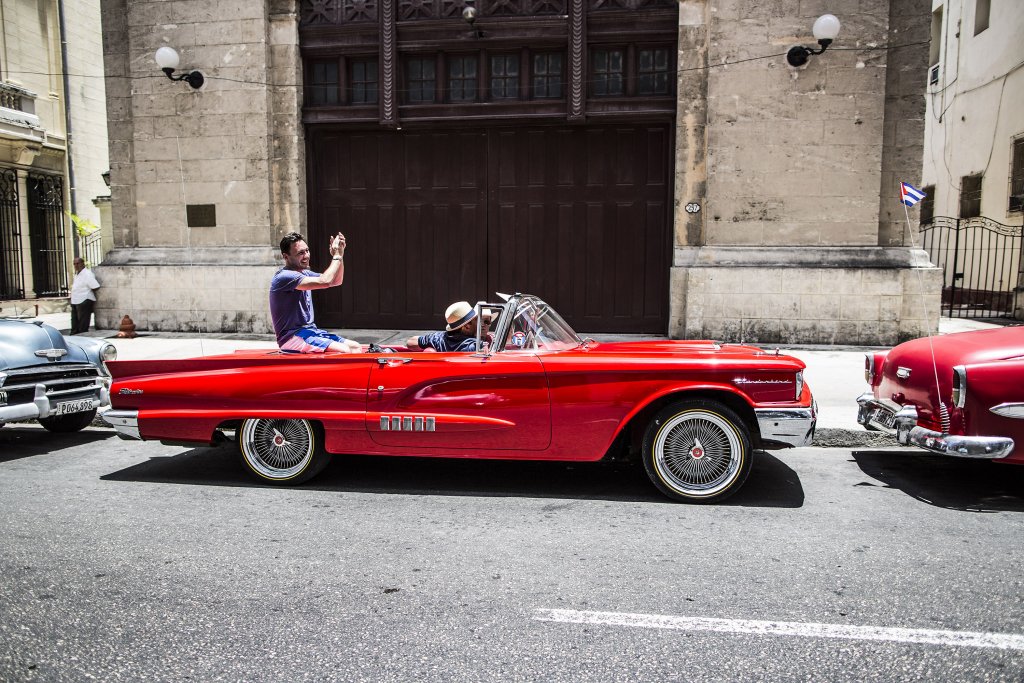Ford Thunderbird от 1955 г.
Thunderbird отново има амбициите да съчетае европейски с американски характеристики. Много потребители са разочаровани, че спортните коли се фокусират повече върху бързината и външния вид, отколкото върху комфорта. Е, с този модел Ford променят пазара и доказват, че един автомобил може да е и бърз, и удобен, и красив.