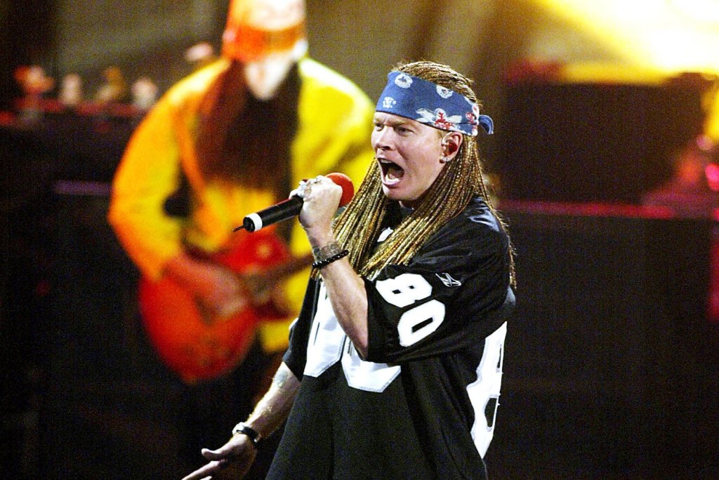 Guns N" Roses е една от най-продаваните и слушани рок банди в целия свят. Имат две парчета с над 1 милиард гледания в платформата за видеосподеляния YouTube, а представете си колко щяха да са, ако YouTube съществуваше през 80-те и 90-те.
Зад популярността на бандата обаче не стои само музиката, а и ярката личност на нейния фронтмен, чийто живот е низ от възходи и падения. Най-любопитните факти за Аксел Роуз може да прочетете в нашата галерия.