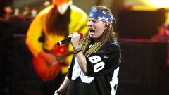 Guns N" Roses е една от най-продаваните и слушани рок банди в целия свят. Имат две парчета с над 1 милиард гледания в платформата за видеосподеляния YouTube, а представете си колко щяха да са, ако YouTube съществуваше през 80-те и 90-те.

Зад популярността на бандата обаче не стои само музиката, а и ярката личност на нейния фронтмен, чийто живот е низ от възходи и падения. Най-любопитните факти за Аксел Роуз може да прочетете в нашата галерия.