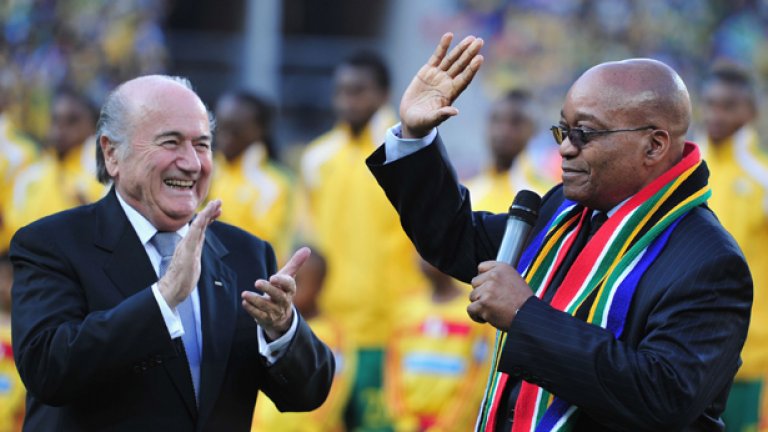 Сеп Блатер (вляво) ще трябва да се справи с нов корупционен скандал във ФИФА след разправиите през лятото в ЮАР