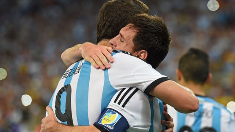 От 2009-а Игуаин е национал на Аржентина, където бе съотборник с Меси.