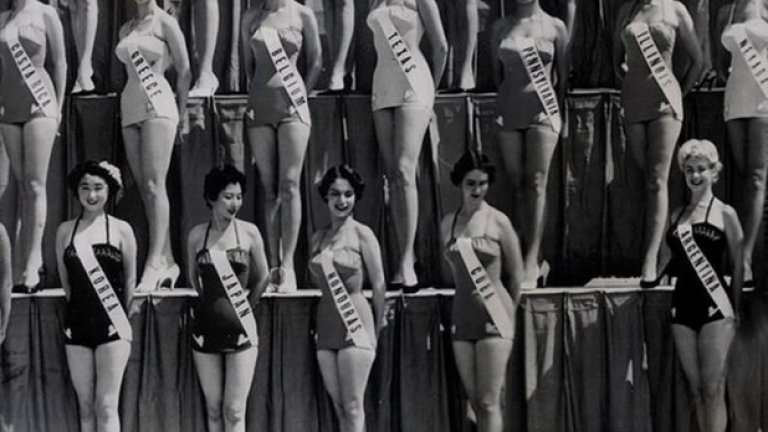 Мис Нова Зеландия припада на конкурса за "Мис Вселена" в Лонг Бийч, САЩ, 15 юли 1954 година