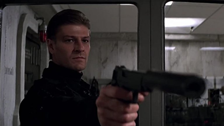 Алек Травелиан
“Златното око” от 1995 г.  даде на света не само песента на Тина Търнър и великата игра за Nintendo 64, но ни запозна и с коварния Алек Травелиан. Изигран от както винаги блестящия Шон Бийн, той се изправя срещу Пиърс Броснан в първата му роля като 007. Травелиан е бивш агент на Mи6 и приятел на Бонд, но след като решава, че е предаден, се обръща към тъмната страна и решава (о, изненада) да търси пътя към към световна доминация като предизвика глобален финансов крах.