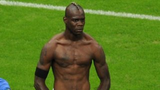 Марио Балотели вкара и двата гола за победата с 2:1 срещу Германия на полуфиналите на Евро 2012, преди "адзурите" да бъдат пометени от Испания на финала с 4:0. Снимката със свалената фланелка обаче остава най-великият кадър в кариерата на италианския нападател.