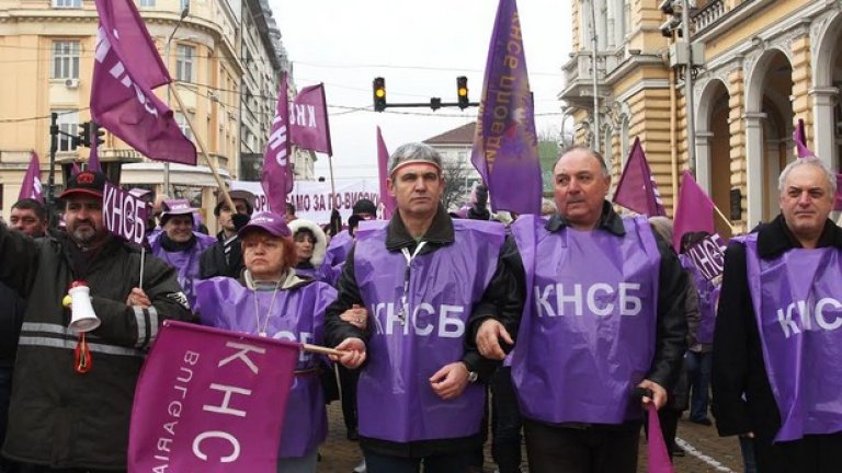 Случайно или не - българските синдикати имат особена слабост към изявите "след дъжд качулка" за отчитане на дейност