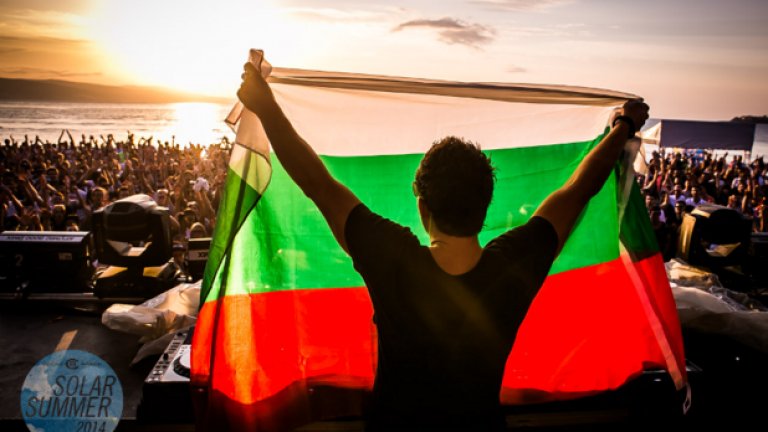 Fedde le Grand развя българското знаме